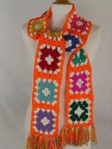 Handgemaakte kleurrijke (kinder) sjaal in neon oranje / multicolor met franjes, gehaakt