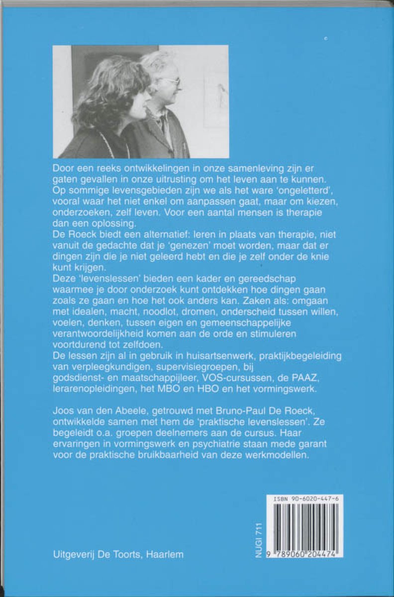 Zwart-witfoto van twee personen, een man en een vrouw, die elkaar aankijken. De tekst van het boek 'Liever leren dan afleren' is op de achterkant gedrukt.