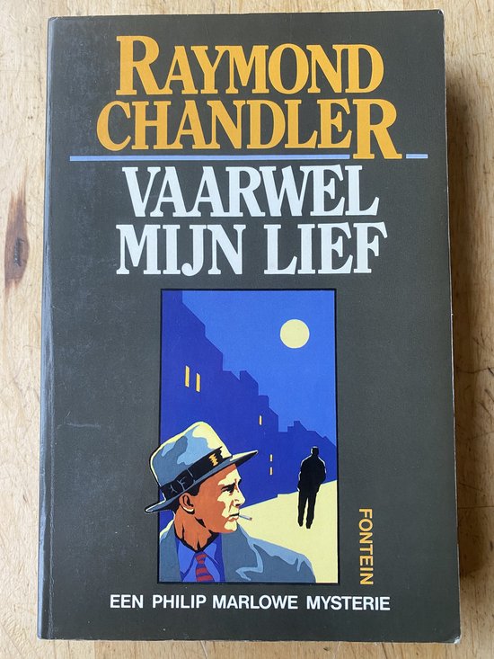 De cover van het boek "Vaarwel mijn lief" van Raymond Chandler. Een illustratie van een stad met een volle maan en een rokerige figuur.