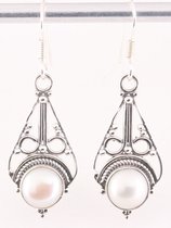 Opengewerkte zilveren oorbellen met witte zoetwater parel