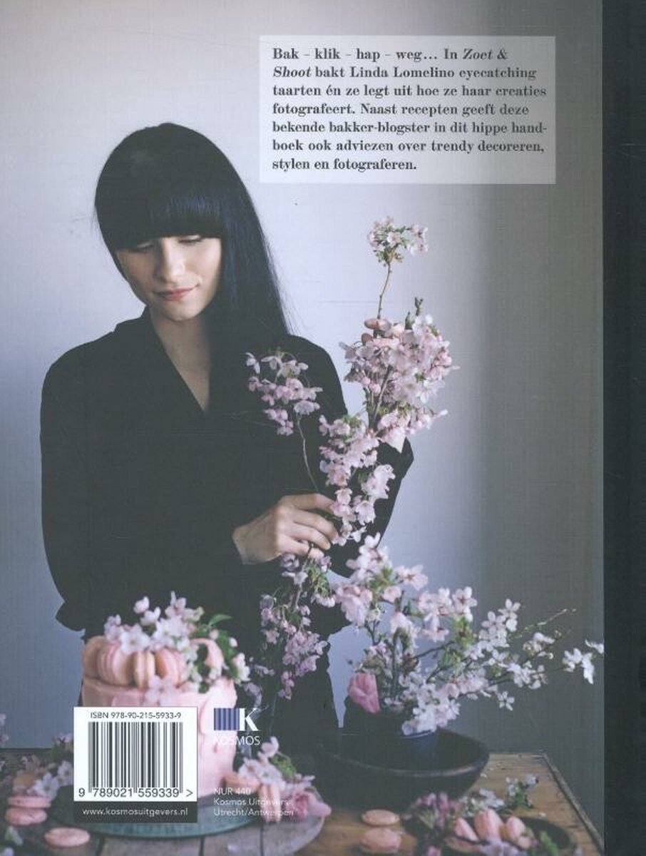 Achterkant van het boek 'Zoet & Shoot' met een vrouw, een taart, bloemen en een ISBN-nummer.