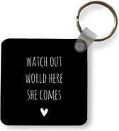 Sleutelhanger - Uitdeelcadeautjes - Engelse quote Watch out world here she comes met een hartje tegen een zwarte achtergrond - Plastic