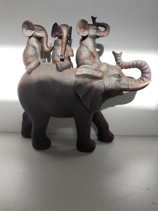 Olifanten beeldje papa olifant met drie kinderen op zijn rug Slijkhuis 24x26x9 cm