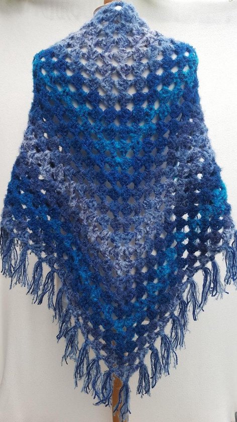 Gehaakte omslagdoek / stola / grote driehoek sjaal in donkerblauw,  lichtblauw, aquablauw | bol