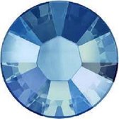 Swarovski kristallen SS 16 Crystal F per 100 stuks ( 3,9 mm ) in de kleur light Sapphire .