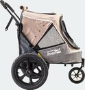 Beige hondenbuggy met grijze stof, grote achterwielen en een zwenkwiel aan de voorkant. Zijaanzicht.