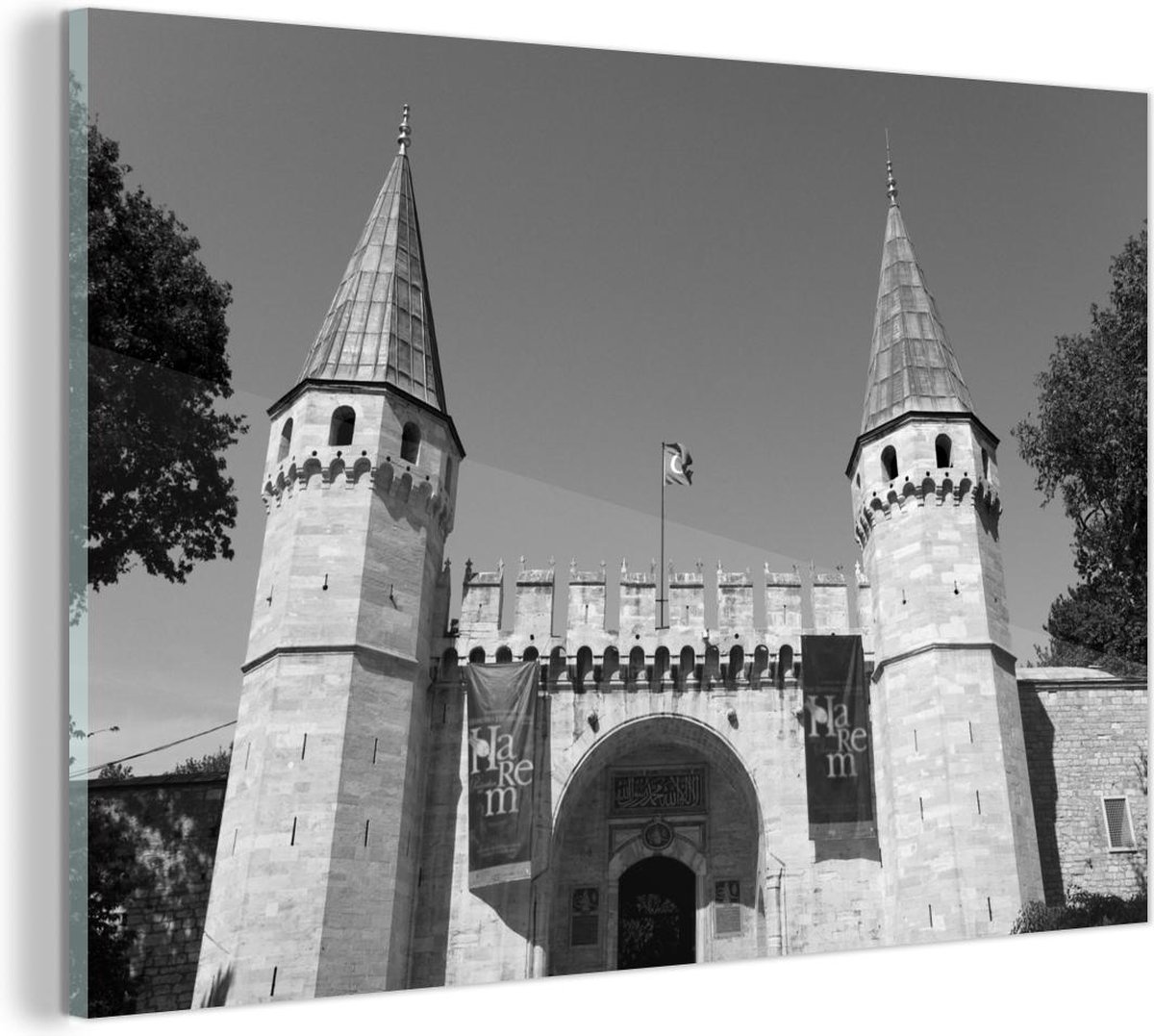 Glasschilderij - De poort en de torens met de Turkse vlag bij het Topkapipaleis - zwart wit - 120x80 cm - Acrylglas Schilderijen - Foto op Glas - MuchoWow