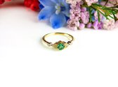 ring in geel goud gezet met smaragd en diamant