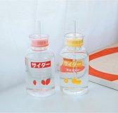 Soul in Japan glazen waterfles geisoleerd aardbei