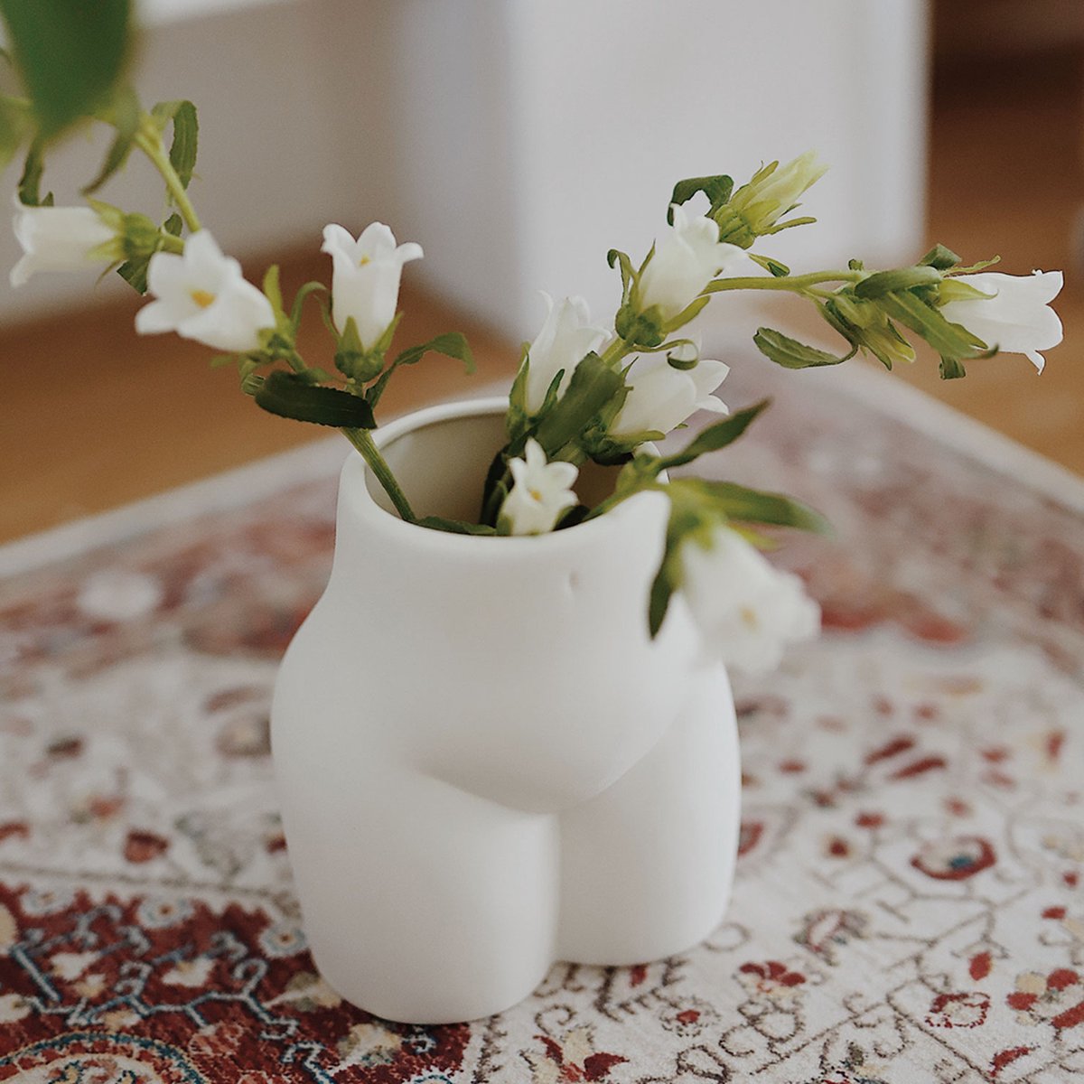 Potterie Hans Wagner - Grote vaas met stilistisch blauw floraal en vrouwen decor - 1960's