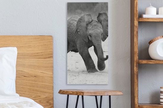 Canvas Schilderij Olifant - Baby - Dieren - Pad - Zwart wit - 20x40 cm - Wanddecoratie