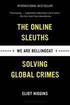 Boek "The Online Sleuths: Solving Global Crimes" door Eliot Higgins, met de tekst "We Are Bellingcat"