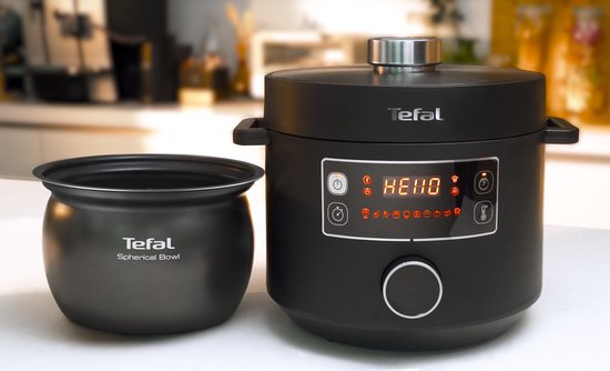 Zwarte Tefal multicooker met digitale bediening en een losse sferische kom ernaast.