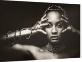 Zwarte vrouw met grijze kettingen - Foto op Dibond - 90 x 60 cm