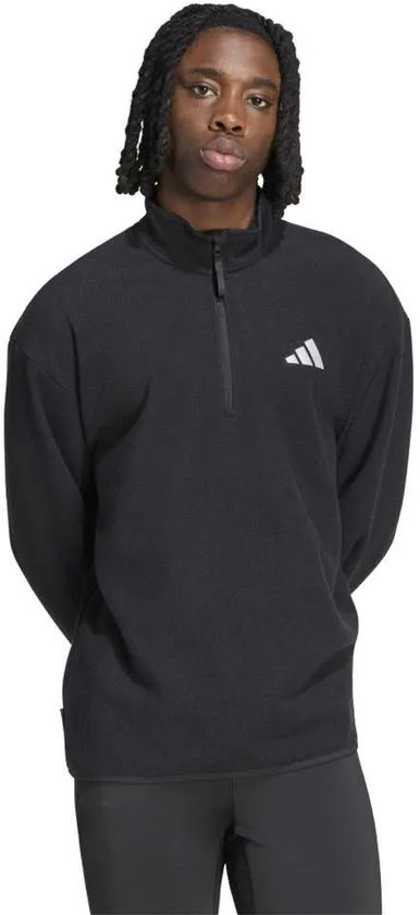 Zwarte adidas fleece met halve rits en wit logo op de borst, gedragen door een model met gevlochten haar.