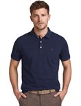 Voorkant van een marineblauw poloshirt met knoopsluiting en blauw ampersand-logo op de borst, gedragen door een man.