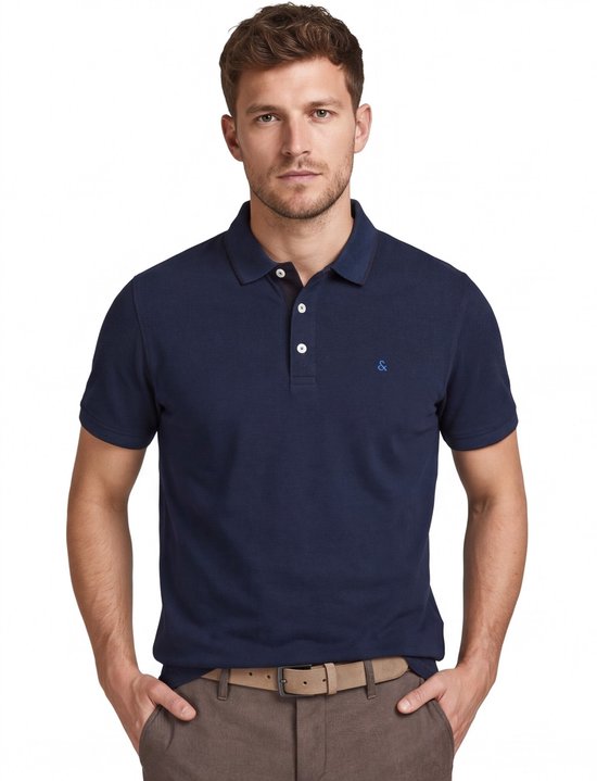 Voorkant van een marineblauw poloshirt met knoopsluiting en blauw ampersand-logo op de borst, gedragen door een man.
