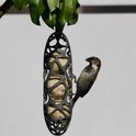 Mus op een grijze, organisch gevormde vogelvoerhouder met drie vetbollen, hangend aan een tak.