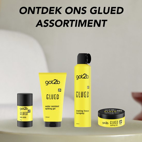 Got2b Glued assortiment met wax stick, gel, haarspray en spiking wax op een ronde tafel.