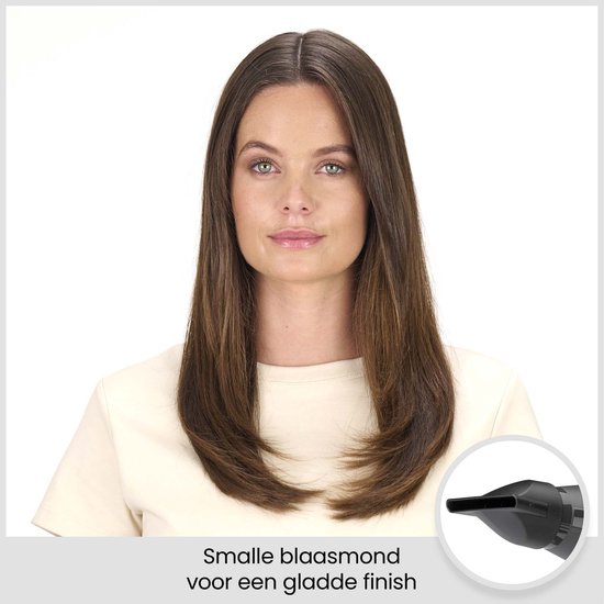 Vrouw met lang glad haar en een inzetstuk met een smal blaasmondstuk voor een gladde finish.