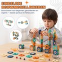 Kind bouwt met een 335-delige knikkerbaan-set met oranje, blauwe en beige blokken en buizen.