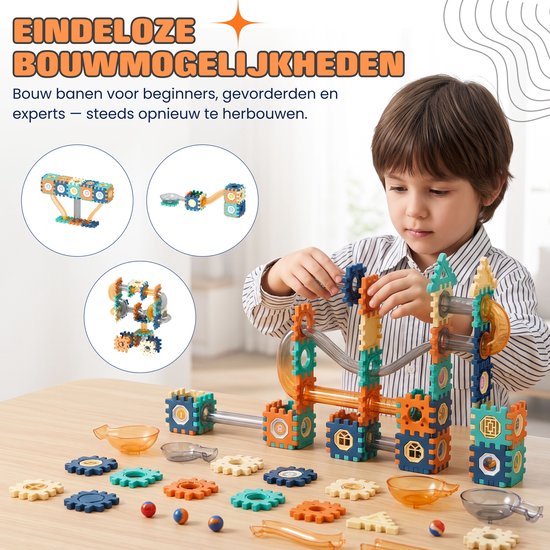 Kind bouwt met een 335-delige knikkerbaan-set met oranje, blauwe en beige blokken en buizen.