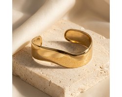 Lundholm Ondine Armband Dames Goudkleurig – Brede Statement Cuff Bangle met Golvend Design – Premium Stainless Steel Gold PVD Plated – Open Armband One Size – Waterproof & Hypoallergeen – Gouden Armband Dames Cadeau voor Haar