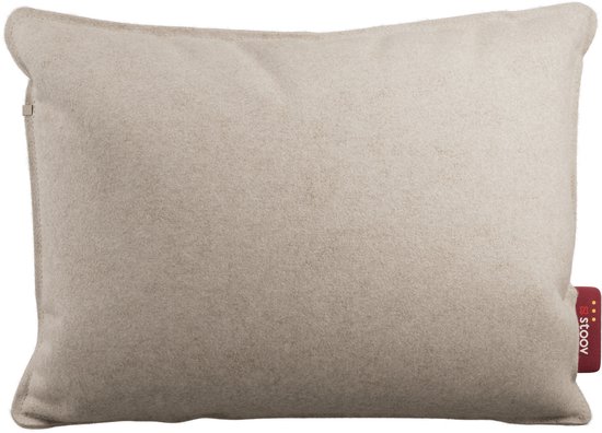 Beige Stoov Ploov kussen met een rood Stoov label aan de zijkant.