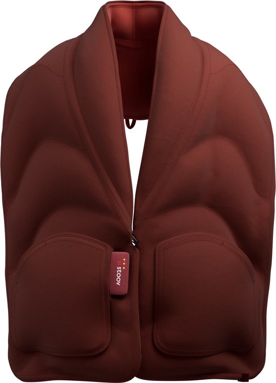 Roodbruine Stoov Kokoon³ XL verwarmde sjaal met gewatteerd ontwerp en een merklabel op de voorkant.