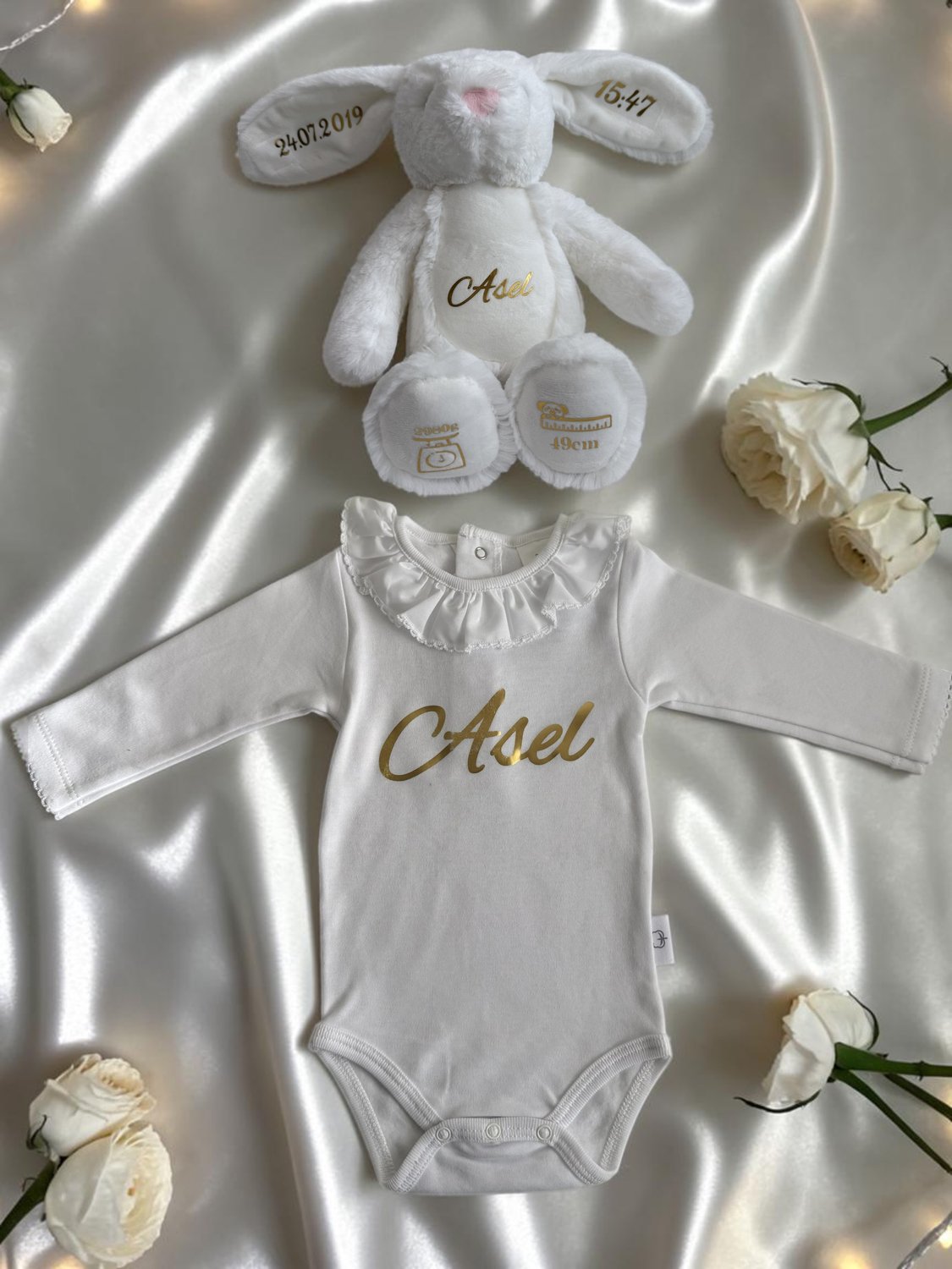 DK Store-Gepersonaliseerde Luxe Kraamcadeaus - Wit pluchen konijn en babyromper- Babycadeauset – foto 2