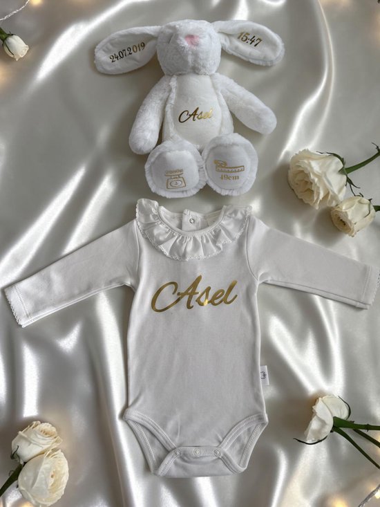 DK Store-Gepersonaliseerde Luxe Kraamcadeaus - Wit pluchen konijn en babyromper- Babycadeauset — afbeelding 2