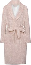 Roze badjas met paisley-patroon, ceintuur en grote reverskraag.