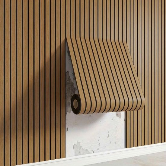 Lambris en bois à rayures noires, une partie est décollée, révélant le mur en dessous.