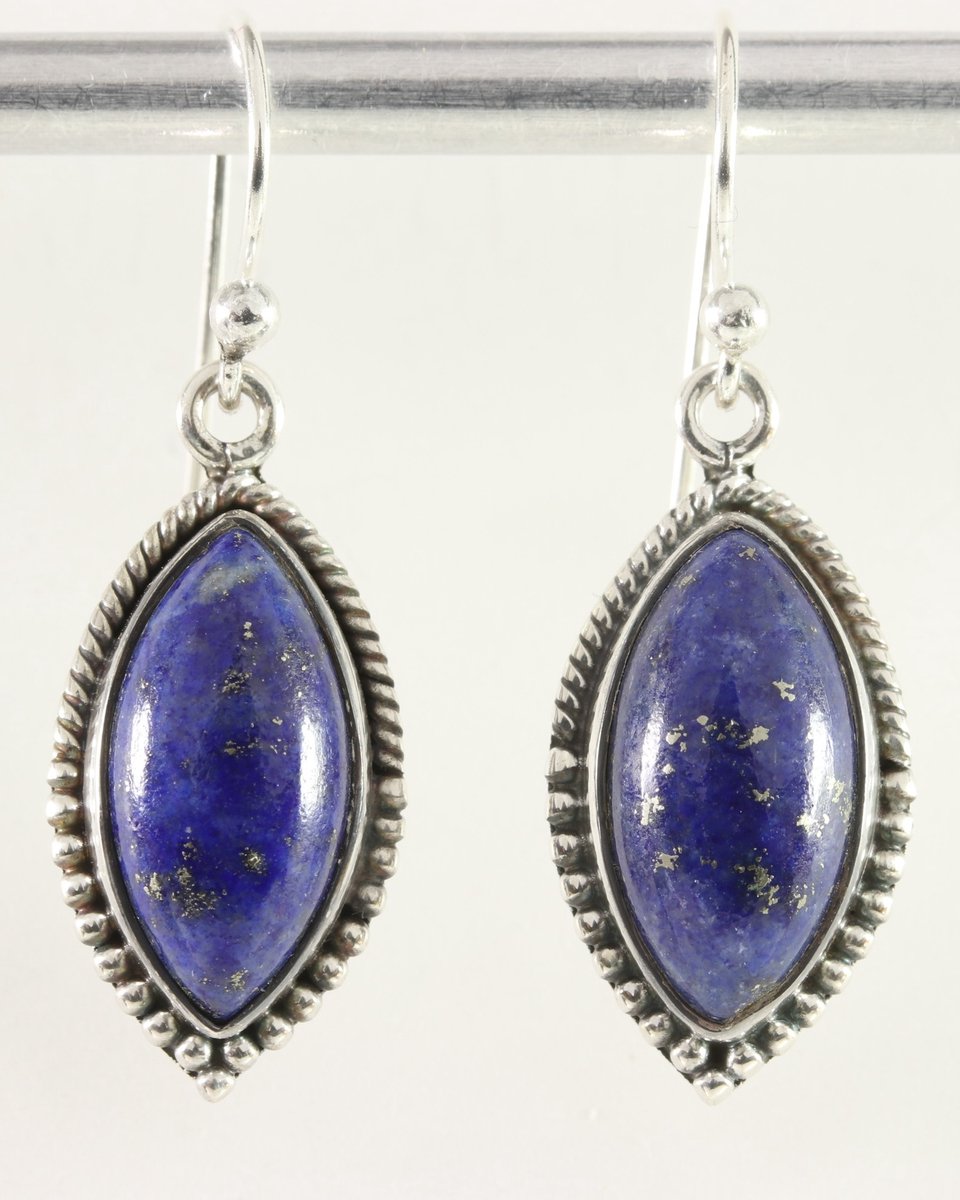 Bewerkte zilveren oorbellen met lapis lazuli