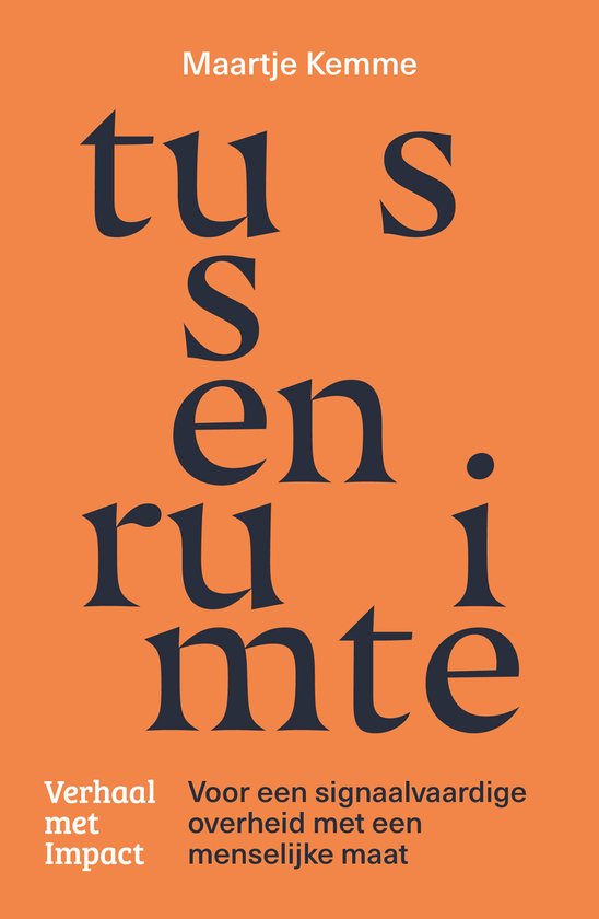Boekcover met de titel 'Tussenruimte' van Maartje Kemme in donkerblauwe letters op oranje achtergrond. 'Verhaal met Impact' en 'Voor een signaalvaardige overheid met een menselijke maat' onderaan.