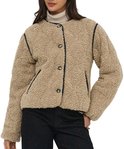 Model van voren, draagt een beige teddy jas met zwarte bies, knopen en zwarte jeans.