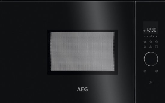 Zwarte AEG inbouwmagnetron met glazen kijkvenster, digitaal display toont 12:30 en een ronde bedieningsknop.