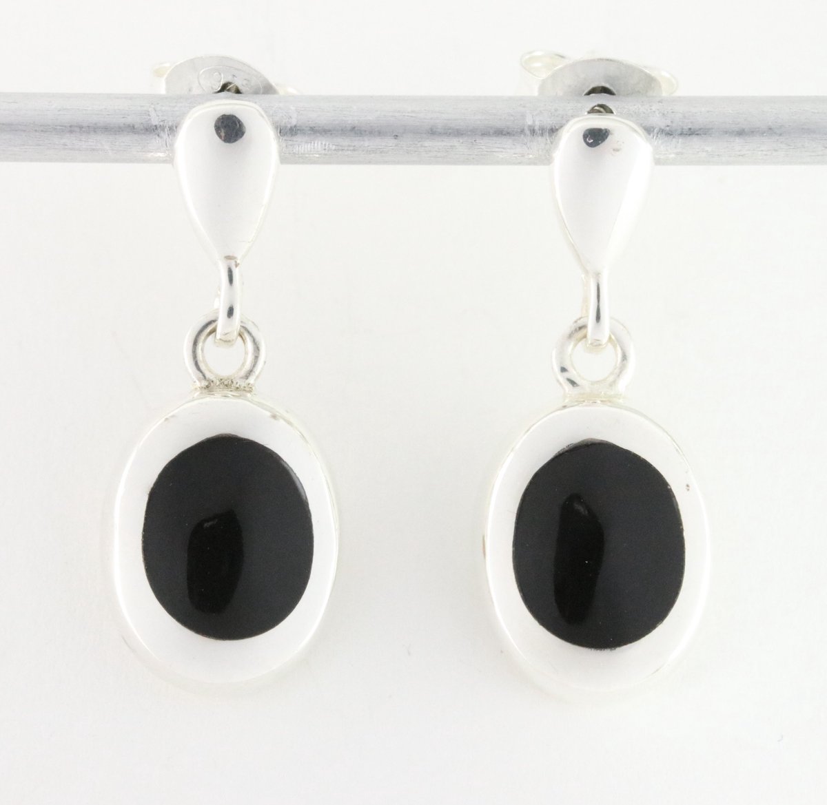 Hoogglans zilveren oorstekers met onyx