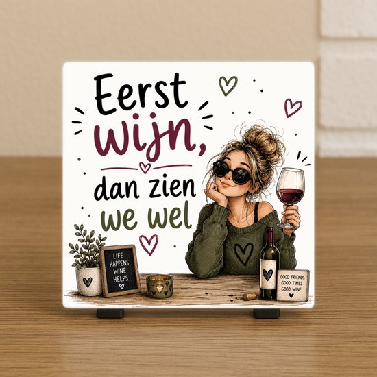 Carreau avec le texte 'D'abord le vin, on verra ensuite'. Une femme portant des lunettes de soleil et un pull tient un verre de vin.