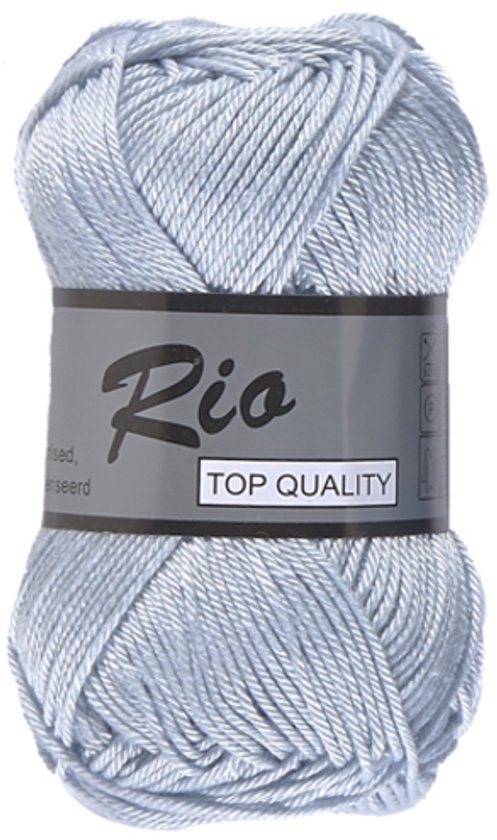 Een bol lichtblauw katoengaren met het "Rio TOP QUALITY" logo.