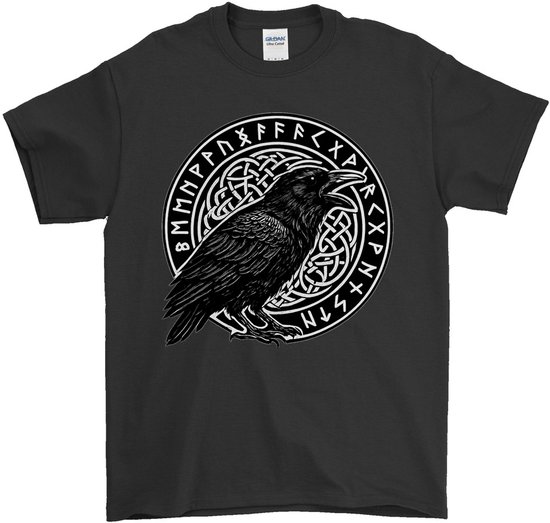 Zwart t-shirt met een cirkelvormige print van een raven met open snavel, omringd door runen en Keltische knopen.