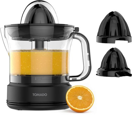 Zwarte elektrische citruspers van Tomado met een kan van 700 ml, twee perskegels en een halve sinaasappel.