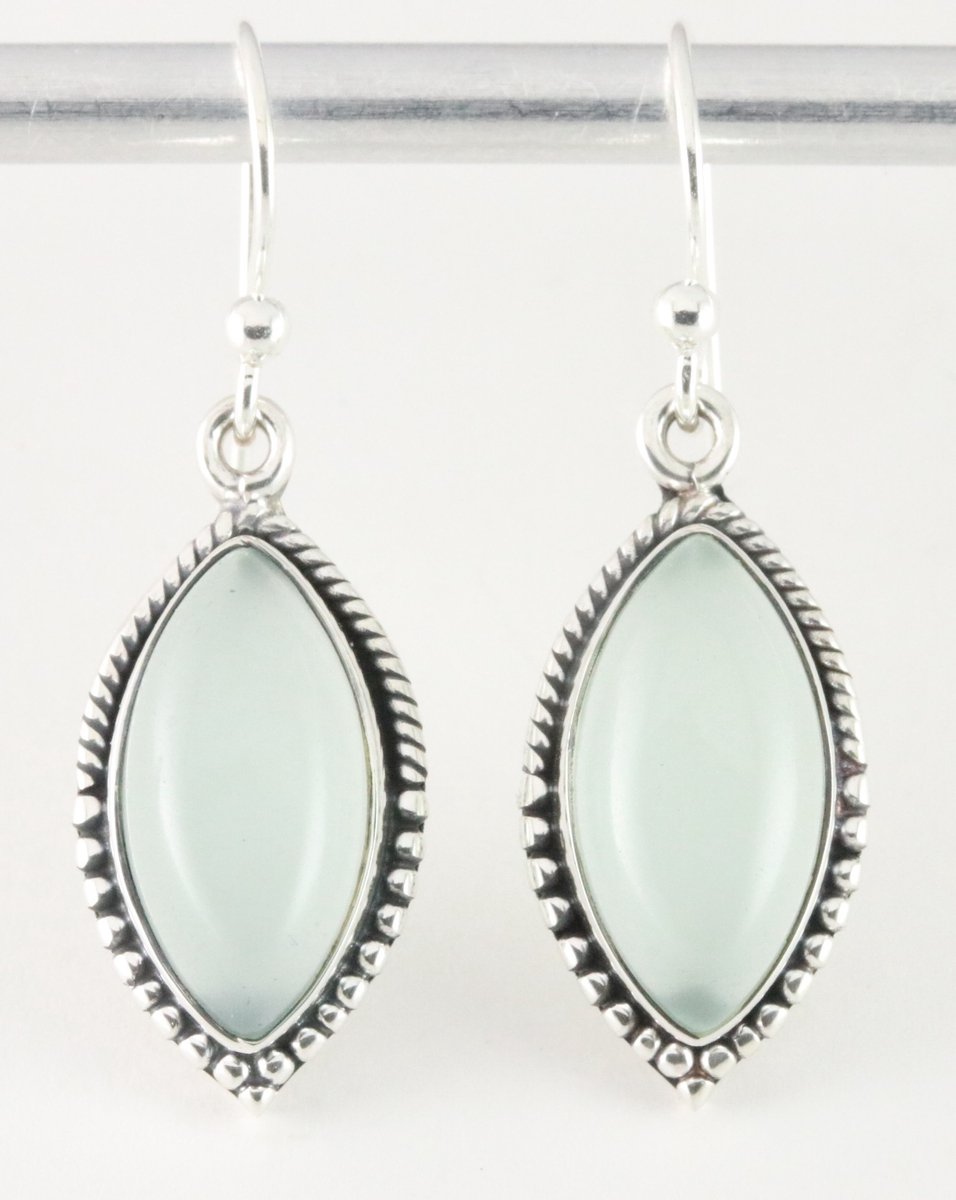 Bewerkte zilveren oorbellen met aqua chalcedoon