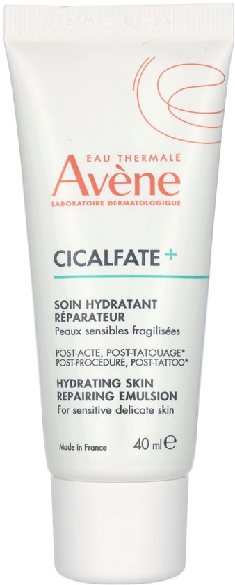 Avène Cicalfate+ crème in een witte tube met rode en oranje tekst. De tube toont de tekst 'SOIN HYDRATANT RÉPARATEUR' en 'HYDRATING SKIN REPAIRING EMULSION'. 40 ml.