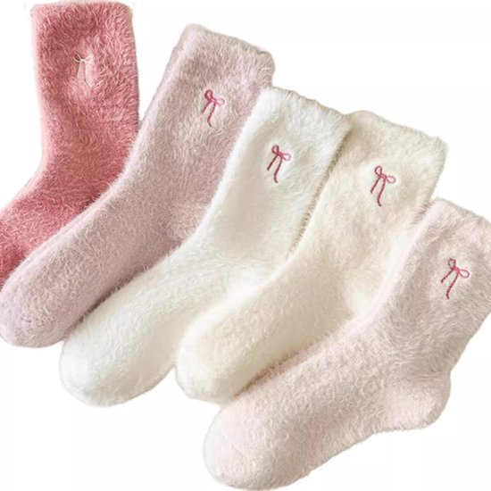 Vijf pluizige sokken in roze, lichtroze en wit, elk met een roze strik-icoon.