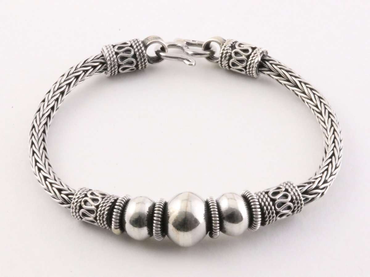 Zilveren snake armband met bewerkte kralen - pols 17 cm