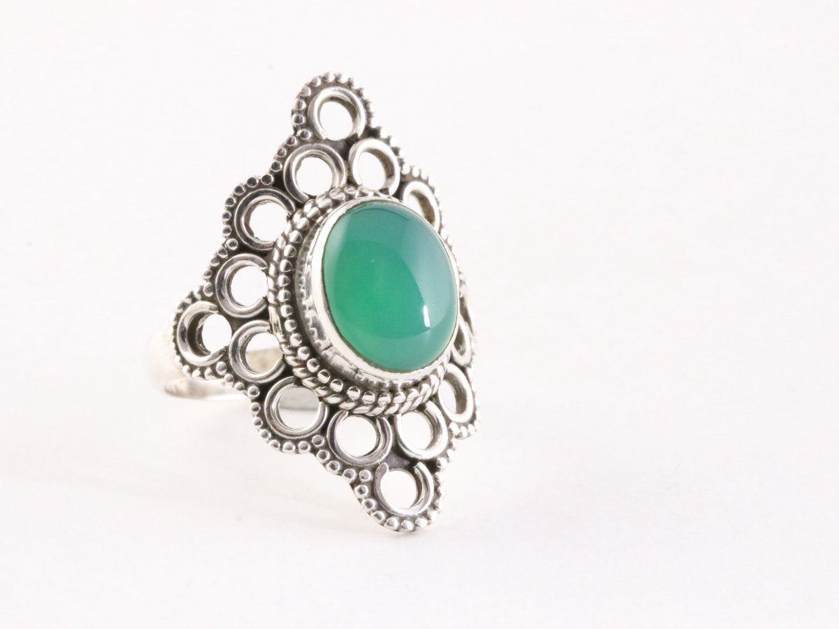 Opengewerkte zilveren ring met groene onyx - maat 19