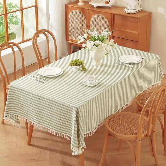 Rayures vert clair et blanc avec franges, dressé avec des assiettes blanches et des raisins.