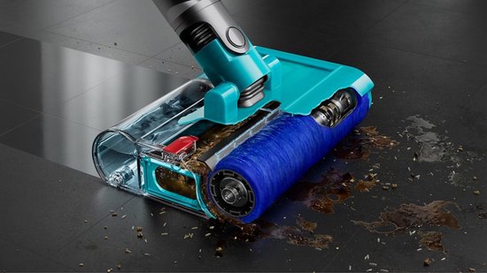 Dwielopzetstuk met doorzichtige tank en turquoise behuizing zuigt nat vuil van een donkere tegelvloer op.