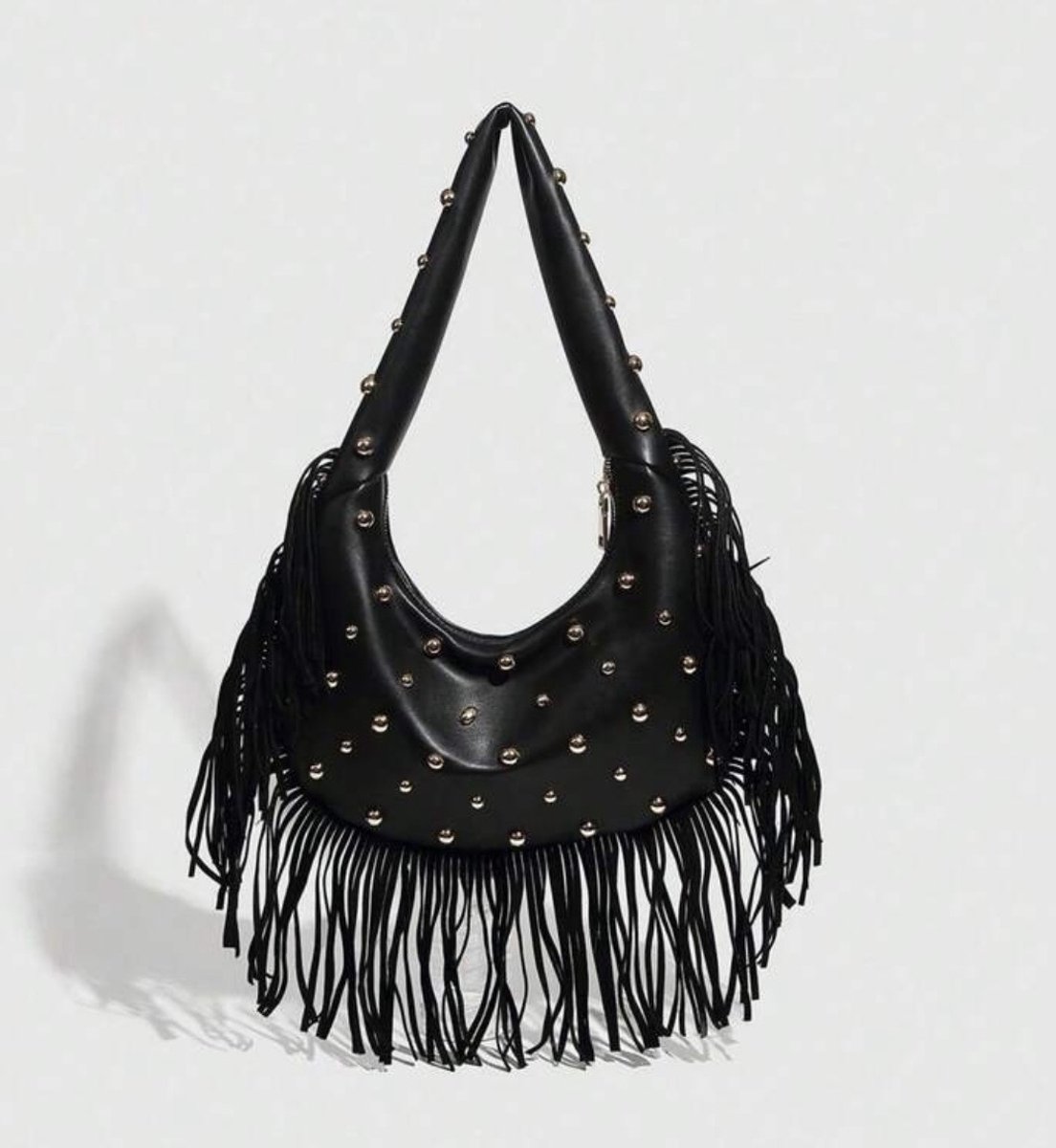 Schoudertas - zwart schoudertas - zwart schoudertas met studs - schoudertas met franjes - bag - sholder bag - handbag - handtas - tas - vanity tas - buideltas - statement tas - shoulderbag - hobo tas - shopper met franjes - gebogen pu schoudertas